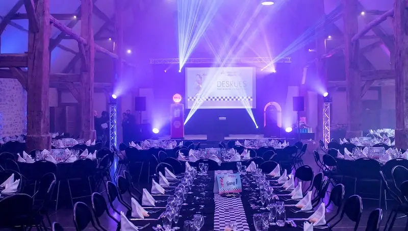 organiser des voeux d'entreprise - Dîner de gala avec un show lumière
