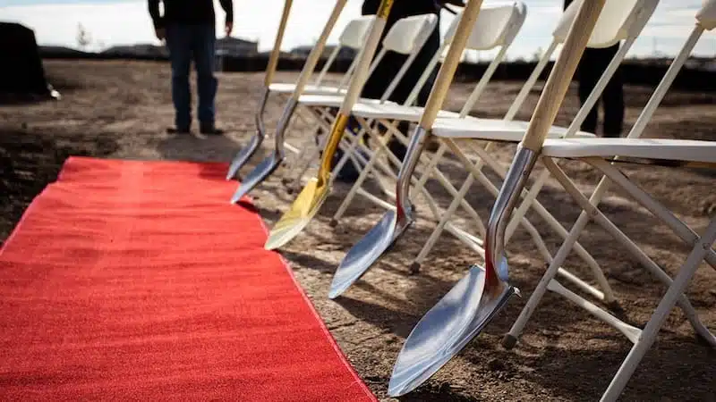Organisation pose de la première pierre - Les pelles, les chaises et le tapis rouge