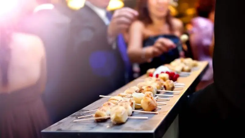 Organiser une inauguration - un plateau avec mes mets gourmands