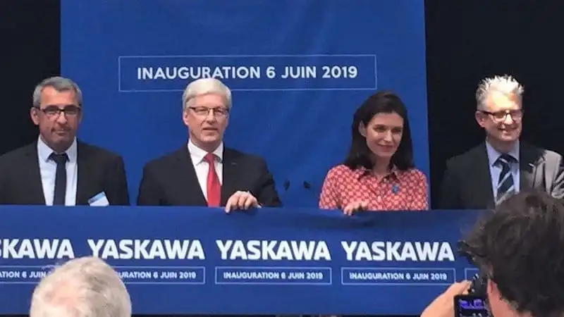 Organiser une inauguration - Les vip coupent le ruban