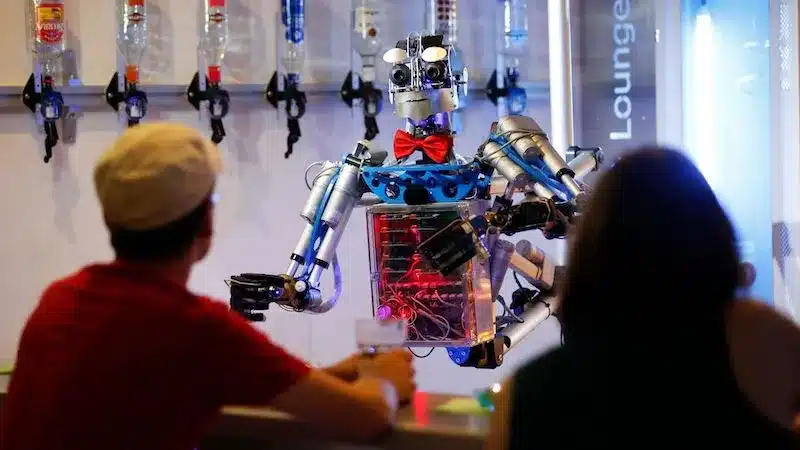 Organiser une inauguration - Un robot fait le barman