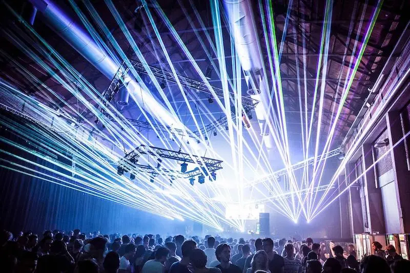 Scénographie lumière pour une soirée de prestige avec l'agence événementielle de Montpellier Soirée de prestige avec une mise en lumière spectaculaire imaginée par l'agence événementielle de Montpellier