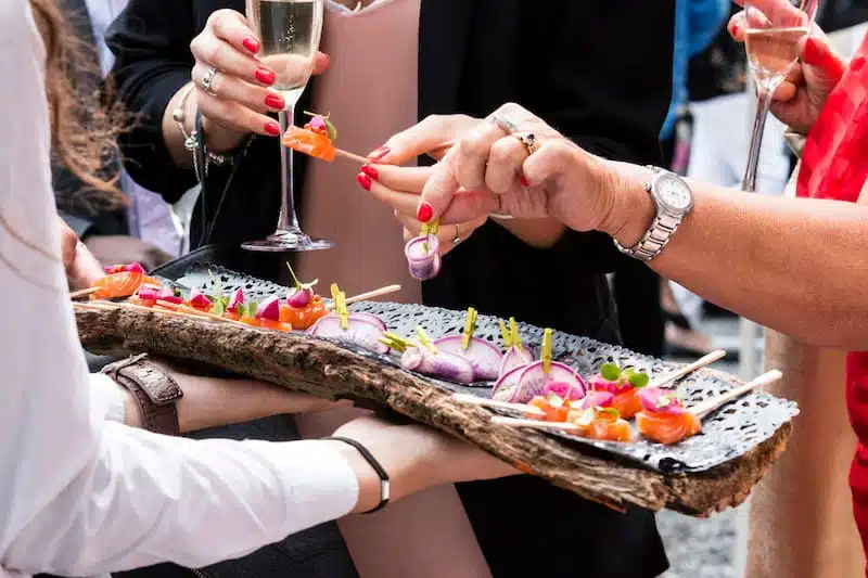 Servie traiteur avec lagence événementielle de Montpellier Selection des meilleurs traiteur pour votre diner de gala avec l'agence événementielle de Montpellier