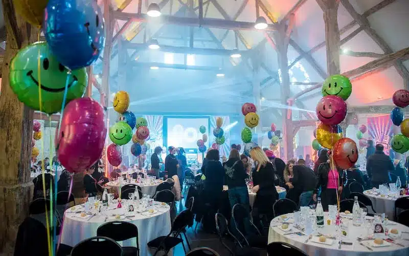agence événementielle bordeaux - Soirée à thème Années 80 avec diner assis