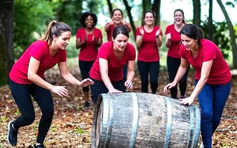 Agence événementielle Bordeaux organise votre olympiade des vignes avec une course du tonneau
