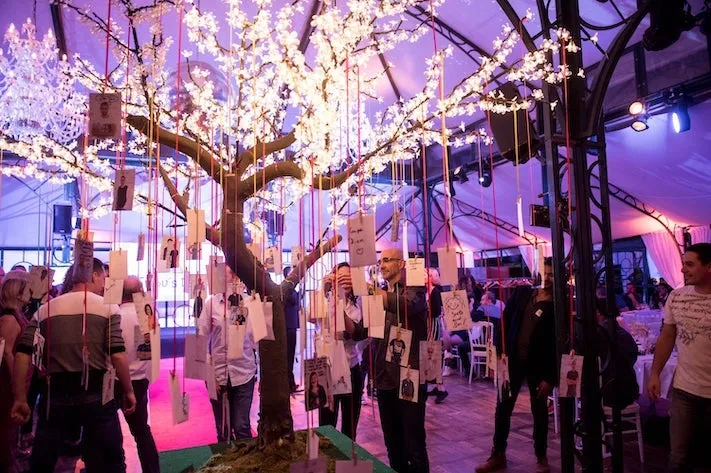 Soirée d'entreprise Paris - Arbre lumineux avec photos de l'équipe